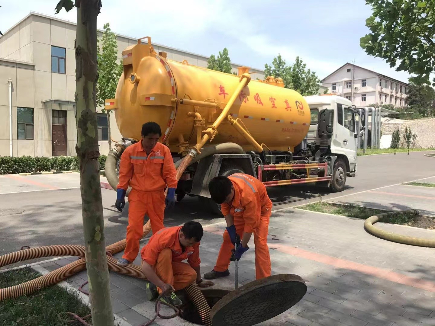 茶陵管道疏通车停在窨井附近